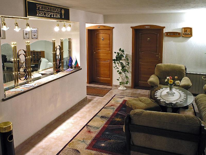 Хотел Златна Котва Kazanlŭk Exterior photo