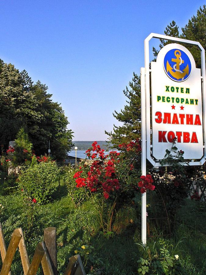 Хотел Златна Котва Kazanlŭk Exterior photo